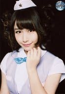 PASSPO☆/増井みお/バストアップ・衣装白紫青・左手顎・顔合斜め左向き・帽子・背景黒/ライブ会場限定販売公式生写真