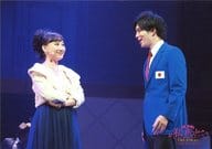 鶏冠井孝介(翔)・仁藤萌乃(桃子)/ライブフォト・横型・膝上・向い合せ・仁藤腕組み/舞台「私のホストちゃん THE FINAL～激突!名古屋栄編～」舞台写真くじ