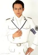 河合龍之介(シッポ)/上半身・衣装白・右手胸・左手腰・背景白・キャラクターショット/舞台「叫べども叫べども、この夜の涯て」ブロマイド