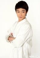 宮崎翔太(ゼツボウショウネン)/上半身・衣装白・左向き・腕組み・視線右・背景白・キャラクターショット/舞台「叫べども叫べども、この夜の涯て」ブロマイド