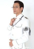 河合龍之介(シッポ)/上半身・衣装白・眼鏡・左手ネクタイ・左向き・背景白・キャラクターショット/舞台「叫べども叫べども、この夜の涯て」ブロマイド