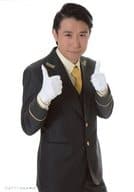 鈴村健一(イワオイワオ)/膝上・衣装黒・ネクタイ黄色・両手親指立て・背景白・キャラクターショット/舞台「叫べども叫べども、この夜の涯て」ブロマイド