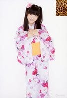 川上礼奈/膝上・衣装白ピンク・浴衣・両手合わせ胸・背景白/ランダム生写真第10弾