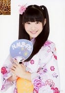 川上礼奈/上半身・衣装白ピンク・浴衣・両手で団扇・体左向き・背景白/ランダム生写真第10弾