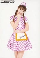 PASSPO☆/岩村捺未/膝上・右手グー顎・衣装ピンク白・「Honey Dish」衣装/公式生写真