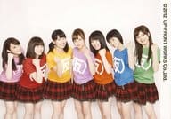 アップアップガールズ(仮)/集合(7人)/横型・膝上・横並び・センター佐藤・片手グー・やや前のめり/公式生写真