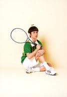 登野城佑真(新渡米稲吉)/全身・座り・ユニフォーム緑・黄色・右手ラケット・背景ベージュ・キャラクターショット/ミュージカル 『テニスの王子様』 コンサート Dream Live 2016