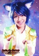月岡弘一(カイ)/上半身・衣装緑・黄色・白・両手バチ・歯見せ・キャラクターショット/「ミュージカル SHOW BY ROCK!! MUSICAL ～唱え家畜共ッ!深紅色の堕天革命黙示録ッ!!～」生写真
