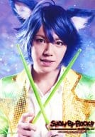 月岡弘一(カイ)/バストアップ・衣装緑・黄色・白・両手バチ交差・キャラクターショット/「ミュージカル SHOW BY ROCK!! MUSICAL ～唱え家畜共ッ!深紅色の堕天革命黙示録ッ!!～」生写真