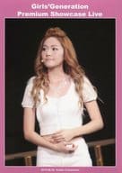 少女時代/ジェシカ(Jessica)/ライブフォト・上半身・衣装白・両手お腹・目線左・「2010.08.25 有明コロシアム」・2Lサイズ/「GIRLS’GENERATION Premium Show Case Live」 メモカぴあ