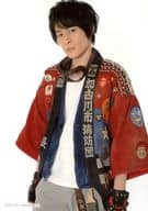 藤原祐規(ギンゾウ)/上半身・衣装赤.白・はっぴ・首にゴーグル・背景白・キャラクターショット/舞台「叫べども叫べども、この夜の涯て」ブロマイド