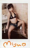 ☆川相みゆ/全身・座り・衣装黒・左膝上げ・直筆サイン入り/DVD「美少女は純真JC16歳」特典生チェキ