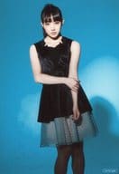callme/富永美杜(MIMORI) /膝上・衣装黒・右手左腕・背景青/CD「Can not change nothing」初回盤封入特典ミニ生写真