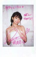 ☆橋本奈々未/直筆サイン、メッセージ入り「月刊エンタメ めずらしいかみがた!!」・上半身・衣装白・両手人差し指立て/雑誌「月刊ENTAME (エンタメ)」2016年8月号当選品 サイン入りチェキ