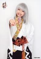 甲斐千尋(千鬼丸)/膝上・衣装白・右手グー突き出し・キャラクターショット/千鬼丸セット/舞台 「十鬼の絆 -関ケ原奇譚- 恋舞」ブロマイド-其の壱-