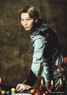 岡田亮輔(ウォルフガング・ミッターマイヤー)/膝上・衣装グレー・黒・前屈み・両手キュー持ち・キャラクターショット/舞台「銀河英雄伝説 第四章 前篇 激突前夜」生写真