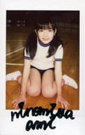 ☆二宮亜美/全身・座り・衣装白黒・両手下・体正面・直筆サイン入り/雑誌「Suku→Boh vol.5」チェキプレゼント当選品
