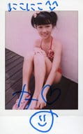 ☆日向佳奈/全身・衣装赤・白・座り・右手膝・直筆サイン・メッセージ入り/雑誌「Chu→Boh vol.69」チェキプレゼント当選品