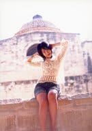 佐藤寛子/全身・衣装白・デニム・座り・両手頭・背景建物/生写真
