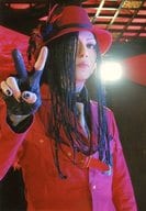 ライチ☆光クラブ/HAKUEI/上半身・衣装赤.帽子・右手ピース・背景黒・赤/ライチ☆光クラブ TOUR 2014 -奇奇怪怪症候群-