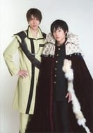 聖也(渋谷有利)・輝馬(コンラッド)/膝上・衣装黄緑・黒・マント・加藤左手腰・背景白・キャラクターショット/舞台「魔劇今日からマ王～魔王再降臨～」ブロマイド