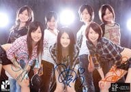 絆～KIZUNA～/☆集合(7人)/横型・膝上・衣装白・黒・青・ピンク・デニム・前かがみ・直筆サイン入り(白鳥美海/立花美空/水野晴子)・A4サイズ・ロゴ「VERSUS」/公式生写真