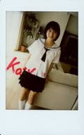 ☆石田果子/[当選通知書付き]・膝上・衣装白・セーラー服・左手ソファ・直筆サイン入り/雑誌「Chu→Boh vol.62」チェキプレゼント当選品