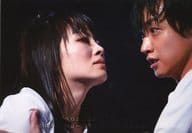 永山たかし・西条美咲/ライブフォト・横型・顔アップ・衣装白・左手右腕・向かい合わせ・背景黒/舞台「ベロニカは死ぬことにした」生写真