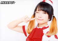 PASSPO☆/増井みお/横型・バストアップ・衣装白・赤・右目閉じ・右手人差し指頬/公式生写真