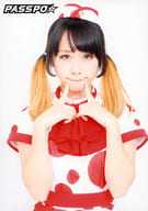 PASSPO☆/増井みお/上半身・衣装白・赤・両手人差し指顎/公式生写真