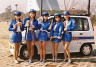 集合(5人)/横型・全身・衣装青・後ろ車・5代目ポリス/「出勤!ミニスカポリス パンチラアクションフィギュア」特典生写真