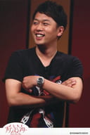ライセンス/井本貴史/上半身・衣装黒赤・腕組み・目線左・「よしもとプリンスシアター」・ポストカードサイズ/公式生写真