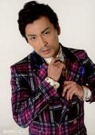 森田成一(イイヤマ)/上半身・衣装ピンク.チェック柄・ネクタイ触り・キャラクターショット/舞台「叫べども叫べども、この夜の涯て」ブロマイド