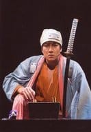 野島直人(シチロージ)/ライブフォト・上半身・衣装水色.オレンジ・座り/ミュージカル「SAMURAI 7」
