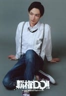 宮崎翔太(サトウ)/全身・座り・衣装白・両手下・目線左・背景グレー・キャラクターショット/舞台「覇権DO!!～戦国高校天下布武～」