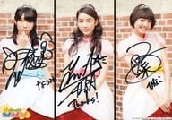☆おはガールちゅ!ちゅ!ちゅ!/集合(3人)/直筆サイン入り・3分割・膝上・衣装白赤・ティアラ・レンガ/CD「心友」ハピネット・オンライン限定特典生写真