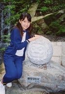 伊藤夏帆/全身・しゃがみ・衣装青白・両手上げ・両膝曲げ・「幸せダルマ」/雑誌「pure2 Vol.51」特典生写真