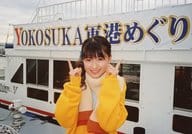 伊藤夏帆/横型・上半身・衣装黄オレンジ・マフラー・両手指差し/雑誌「pure2 Vol.52」特典生写真