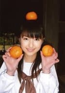 伊藤夏帆/バストアップ・衣装白茶・リボン・両手ミカン/雑誌「pure2 Vol.53」特典生写真
