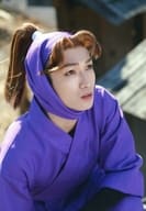 宮崎翔太(田村三木エ門)/上半身・衣装紫・左手曲げ・目線右上・しゃがみ・野外・キャラクターショット/ミュージカル「忍たま乱太郎」第五弾再演～新たなる敵!～