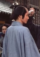 市川洋介/上半身・衣装グレー・右向き・口閉じ・トレカサイズ/超忍者隊イナズマ! 公式生写真