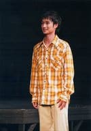 宮崎翔太(袴田亮介)/ライブフォト・膝上・衣装オレンジ.チェック柄・左向き/舞台「警視庁抜刀課」ゲネプロ生写真セット