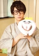 江口拓也/上半身・衣装浴衣・カーキ・両手でぬいぐるみ持ち/DVD「江口拓也の俺たちだってもっと癒されたい!」特典ブロマイド