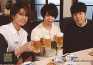 江口拓也・斉藤壮馬・西山宏太朗/横型・上半身・座り・衣装白黒・右手ジョッキ・ロゴ「俺癒」/DVD「江口拓也の俺たちだってもっと癒されたい!4 特装版」(MOVC-0130)アニメイト特典ブロマイド