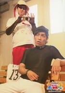 アームストロング/栗山直人・安村昇剛/膝上・衣装白・黒・帽子・サングラス・座り・両手カメラ/よしもと若手ばかり ウッキウキの!!夏の単独祭り2012