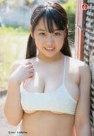 ゆうみ/上半身・水着水色・右手胸元・左手下・顔正面・壁・野外・ロゴ「i-girl」/DVD「ふわっとゆうみ～What a Yuumi!!」特典生写真