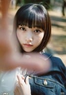 035 ： callme/MIMORI(富永美杜)/バストアップ・衣装青白・デニム・右手前・左手ジャケット/公式生写真