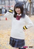向井地美音/膝上・衣装白・黄黒・グレー青チェック柄・・右手ピース・左手腰・体左向き/DVD「AKB xytv project AKBと××! STAGE5-2」特典