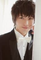 友常勇気/バストアップ・衣装黒・白・口閉じ・左手人差し指頬・背景白/「友常勇気 1st.Birthday Event+X’mas Eve/Eve」ブロマイド