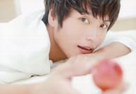 友常勇気/横型・顔アップ・うつ伏せ・衣装白・右向き・手前果物/「友常勇気 2017 SUMMER ☆EVENT ～暑いときは熱い!～」ブロマイド